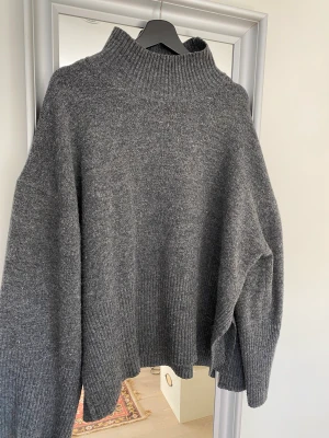 Stickad tröja - Så snygg stickad tröja, stor storlek men den sitter så snyggt oversized om man är en mindre storlek🤩🤩