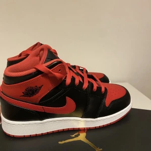 Jordan 1 - Säljer dessa jordan 1 skorna, endast använda en gång💞