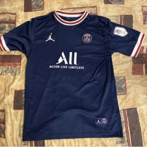 Psg tröja - Hej säljer en psg tröja i (L) har använt den få gånger och är i bra sick😊