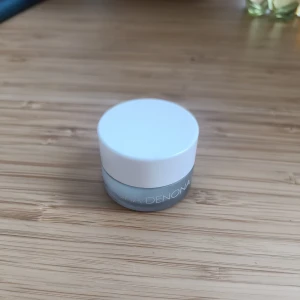 Natasha Denona ögonskugga   - Chroma Crystal Top Coat i Grey Brown. Använd några få gånger. Discontinued färg, nypris runt 350.