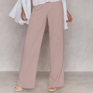 Rosa kostymbyxor  - Kostymbyxor byxor från Hannalicous x NAKD. Knappt använda! Fint skick! (+Frakt) 🤗