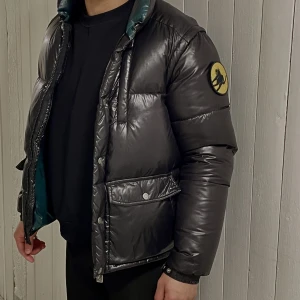 Ciesse Piumini - Vinterjacka från Ciesse Piumini. Inköpt på Luisaviaroma, 2 säsonger gammal men i väldigt fint skick, sparsamt använd. Nypris 4500:-, avtagbara armar så det blir en väst. Unik och så snygg! Inte många som har denna i Stockholm. 