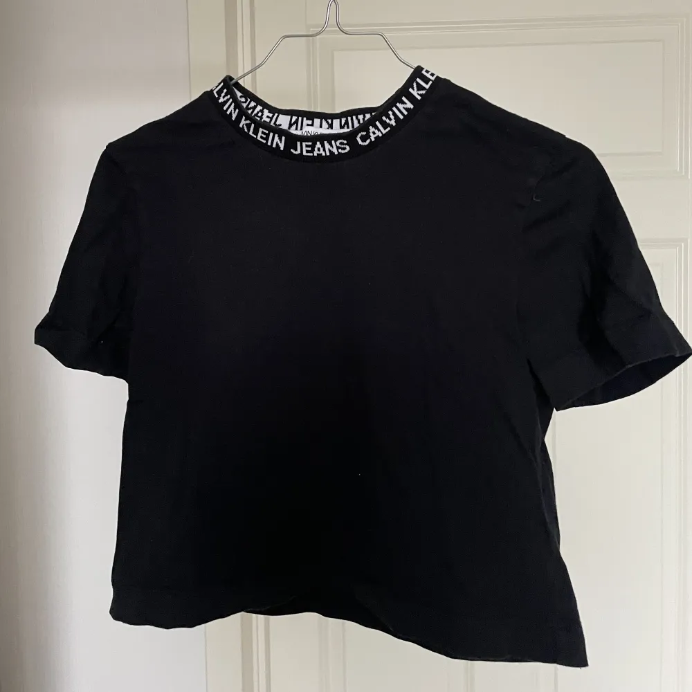 Ck tröja köpt på cenino, modellen är croppad från början. Används tyvärr inte längre . T-shirts.