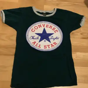 En t-shirt med snyggt Conversetryck på! Säljer då den ej längre är min stil längre. Den saknar tagg med storlek, men jag skulle säga att det är en S. Färgen är mörkgrön på tröjan. Obs! Klicka ej köp nu, swish eller mötas upp :) 