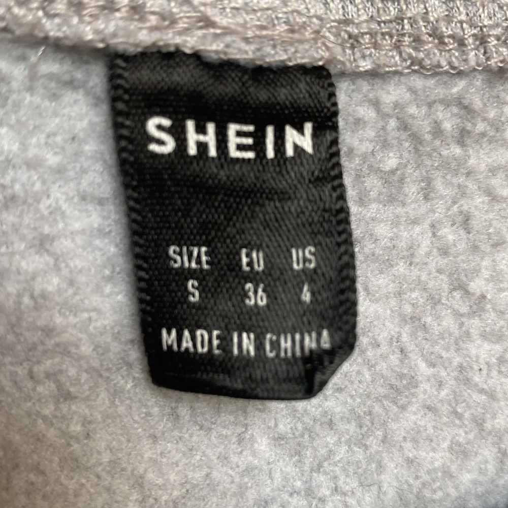 En mysig sweatshirt från SHEIN. Nypris 180kr säljs för 70kr💕 Köparen står för frakten💕. Tröjor & Koftor.