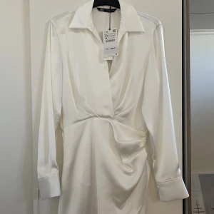 Vit klänning  - Vit omlottklänning från zara. Aldrig använd. Storlek Xs men kan passa s. Säljer för 300kr kan diskuteras vid snabb affär!