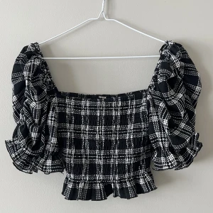 Fin topp från BikBok - Fin topp från BikBok😇  Fint skick, Eventuell frakt betalas av köparen💌