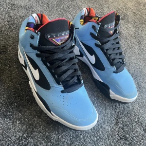 Nike Flight Lite Madness - Säljer ett par Nike Flight Lite Madness Blue med storlek 45 (US11), använda ungefär 10 gånger. Köpa våren 2022 för 2499kr. Säljer nu för 1500 men pris kan diskuteras vid snabb affär. Kartong finns ej kvar.