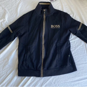 Hugo Boss Tröja  - Skit snygg Hugo Boss Tröja, Svart/Guld, Strl L, Nypris 1200kr 