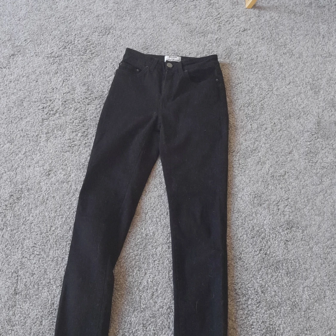 Svarta oanvända acne jeans i gott skick. Nypris 1499