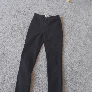 Svarta oanvända acne jeans i gott skick. Nypris 1499 - Fina acne jeans i bra skick Obs. Köpare står för frakt