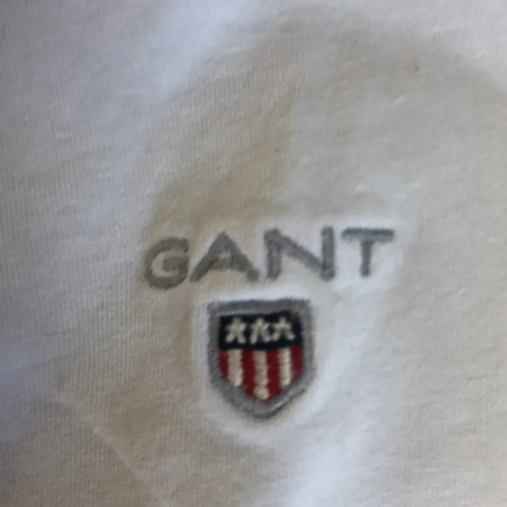 Vit dam t-shirt storlek. 158/164 (14yrs) från Gant.. T-shirts.