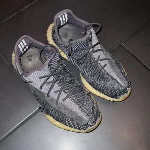 Yeezy boost 350 - Yeezy boost 350 carbon i storlek 44 lite slitna på höger skon  Finns två hål men de går att laga eller använda ändå kartong finns   Pris kan diskuteras  