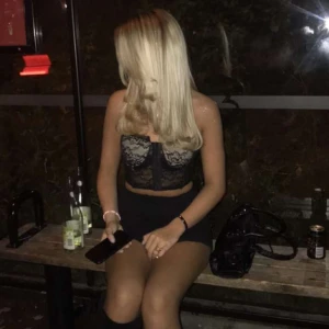 Spets korsett - Säljer denna snygga korsetten som inte säljs längre, använd fåtal gånger så den är i nytt skick! Den är i stl M men passar även S💕(sista bilden är lånad)💕💞