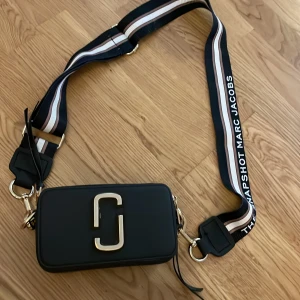Marc jacobs väska - Denna är äkta och köptes förra året i Dubai. En super fin och klassisk marc jacobs axelremsväska. Köptes för 3000kr