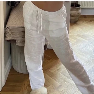 Fina vita linnebyxor från Chelsea  - Fina knappt använda linnebyxor från Chelsea, tror jag använt de två gånger och de e köpta för ca 600 