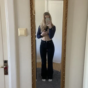 Bootcut jeans  - Jag säljer nu mina snygga bootcutjeans från Bikbok. Modell Boot Flare 980 jeans i storlek w24 l34, dock avklippta och passar nu mig (åt det längre hållet) som är 164cm. Nypris 599kr, men väl använda, köparen står för frakt ☺️ 