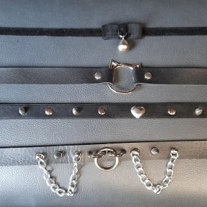 Chokers - (Obs! Den med kattöron är såld) Olika chokers men olika knäppen (syns på bild 2) alla i väldigt fint skick och använda fåtal gånger och vissa inte alls! Säljer hellst alla i ett men bara att skriva om du har frågor! 🥰