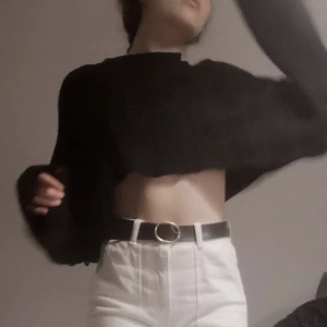 Kort tröja med stora ärmar  - Magtröja med långa ballongärmar i storlek S/M