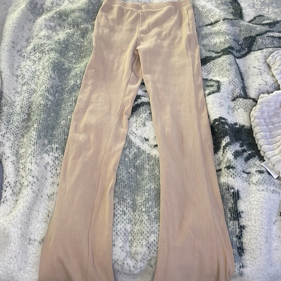 Ett bar fina utsvängda byxor  - 90