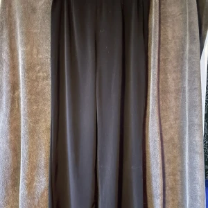 Kostymbyxor  - Svarta kostym/finbyxor från Bikbok, i storlek L/42