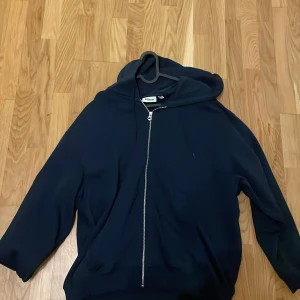 Weekday hoodie - Aldrig använd weekday hoodie, köpte fel storlek  Ordinarie pris 500