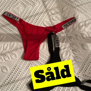 Victoria secret trosor  - Säljer dessa oanvända trosorna från Victoria secret då de inte passar, de är endast testade.  Köp av 1 Trosa =250. ENDAST DE RÖDA FINNS KVAR