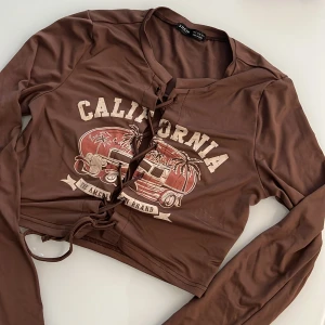 Topp - Strl S använd en gång.  Från shein . Skönt material och går att anpassa snörningen som man vill ha detz