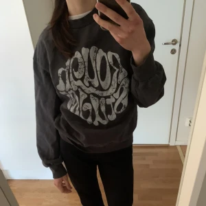 Grå sweatshirt  - Grå rough studios sweatshirt! Jättefint skick 
