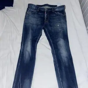 Dsquared jeans storlek 48 använda Max 5 gånger, jag är 188cm  dom sitter som 33/32 ungefär 