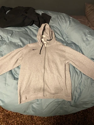 nike zip up hoodie - fet nike zip up hoodie väldigt litet hål på bröstet men annars inga skador
