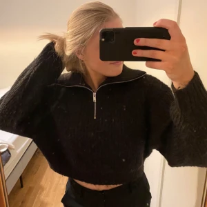 Stickad tröja med zip - Asmysig stickad! Säljer pga att jag inte använder den💕