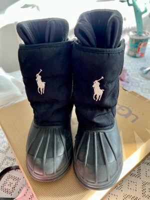 Barn vinterskor - Väl använd 😊 Från husdjur/rökfritt hem✌️  Köpt från boost.com nypris 950kr