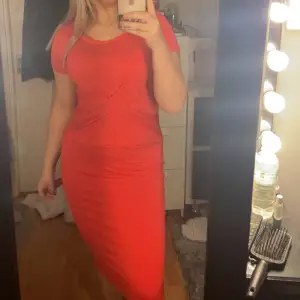 Säljer denna fina röda klänningen då jag inte använder den 