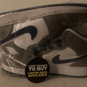 Mid Jordans with grey and blue - Här är ett på mid Jordans äkta och nästan helt nya pris 1200kr 