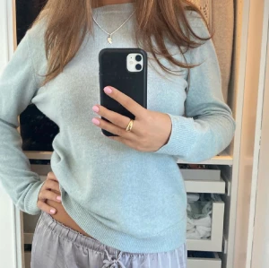 from future ljusblå tröja  - säljer denna cashmere tröja från from future i en så fin ljusblå färg. Den är XL men passar mycket mindre storlekar 💘 har tyvär några små hål men inget man tänker på därav priset. Nyspris 2200 