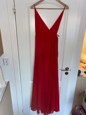 Röd balklänning  - Balklänning med öppen rygg, samt djup v ringning. 