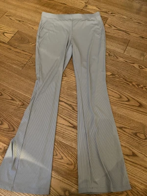 Byxor - Ett par blåa sköna byxor i storlek L