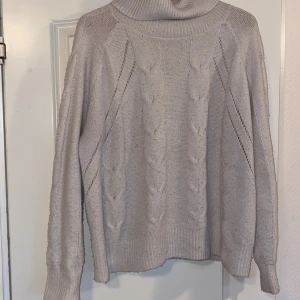 Stickad tröja  - Vit stickad tröja, billigt pris pga att den är ganska nopprig. 