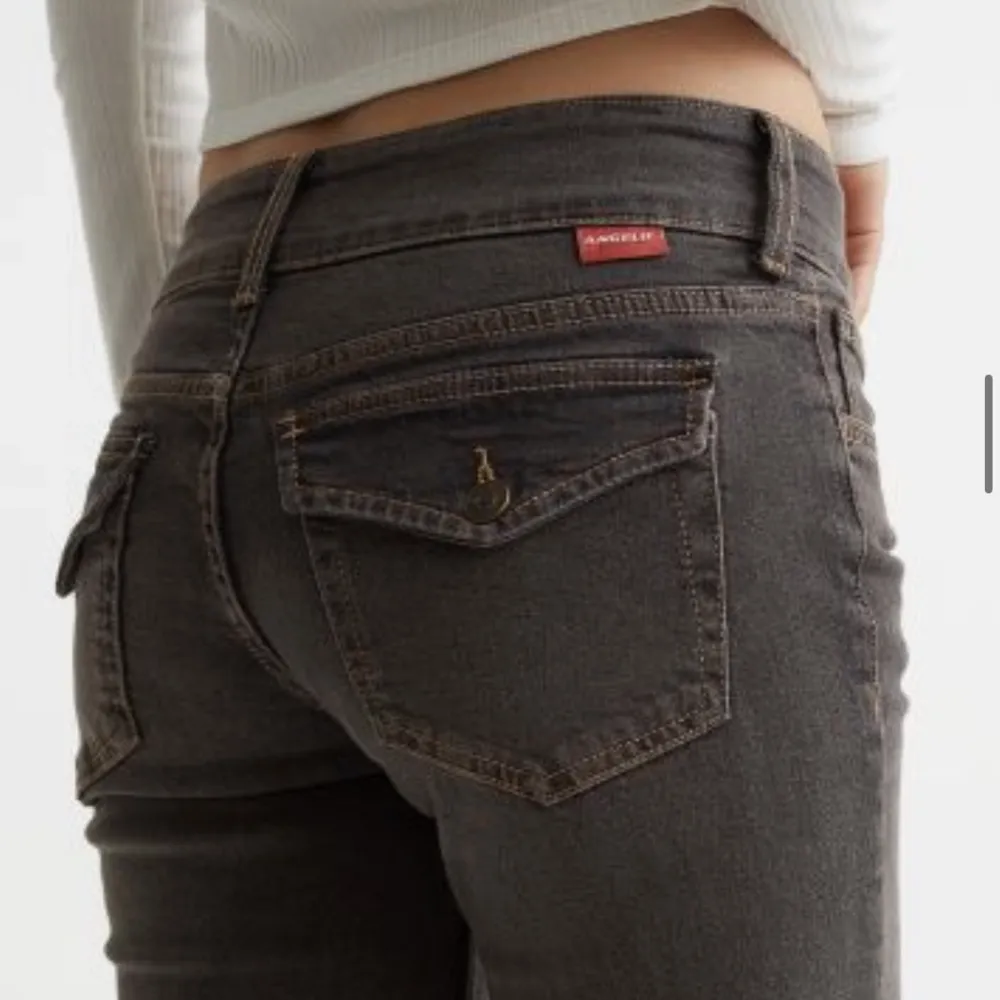 Jag säljer dessa jättefina jeansen då de inte kommer till användning längre. Skriv för fler bilder🥰💫❤️ Pris kan diskuteras. Jeans & Byxor.