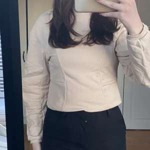 Beige sweatshirt - Beige sweatshirt från na-kd med figursömmar, jättefina detaljer verkligen. Använd några fåtal gånger och inga defekter