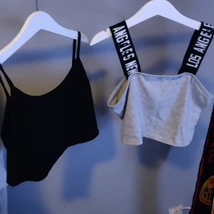 2 toppar - Hej!🤗 Jag säljer två toppar för ett jättebra pris,de är i bra skick och andvända några fåtal gånger, hoppas ngn är intresserad!💗🤗