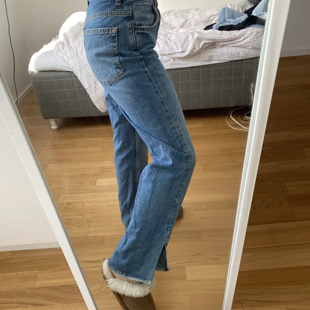 Snygga jeans med slits, perfekt passform❤️. Jeans & Byxor.