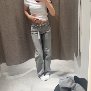 Gråa ginatricot byxor - Hej! Säljer mina helt nya ginatricot byxor då jag ångra mig och inte känner mig bekväm i dem. Pris kan diskuteras 