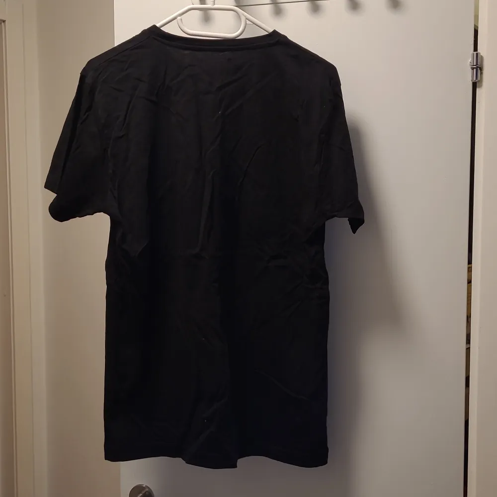 Size S lightly used in good condition black t-shirt . T-shirts.