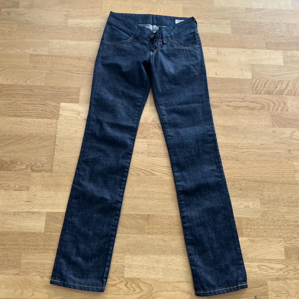 Skitsnygga low waisted lee jeans i jättebra skick som tyvärr är alldeles för små för mig. Jag skulle säga att de sitter ungefär som storlek 32/XS då jag i vanliga fall har storlek 34, 36 eller S💕. Jeans & Byxor.