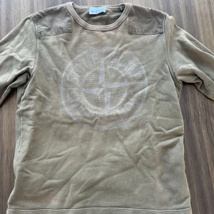 Stone island sweatshirt - Mörkgrön sweatshirt Stone island junior. Märket lyser i mörker med blixt på! Änvänd runt 10 ggr