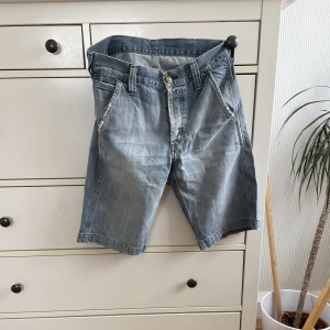 Carhartt Shorts - ✏️Carhartt shorts i strl. S-M, okej skick. Saknar bakfickor. Skriv för fler bilder.