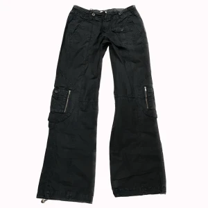 Y2K bootcut lågmidjade cargo byxor - För snygga svarta lågmidjade bootcut cargobyxor! Perfekta till våren nu!Midjemått: 37cm tvärsöver Innerbenslängd: 79cm PS: Kolla igenom mitt konto ni kommer hitta många y2k och vintage plagg 