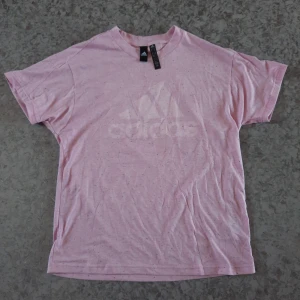 Adidas t-shirt stl M - Oanvänd t-shirt stl M.